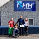 Vybrané peníze a dárek od ISMM Group Martínkovi předal majitel skupiny Miloslav Cváček s dcerou Natálií
